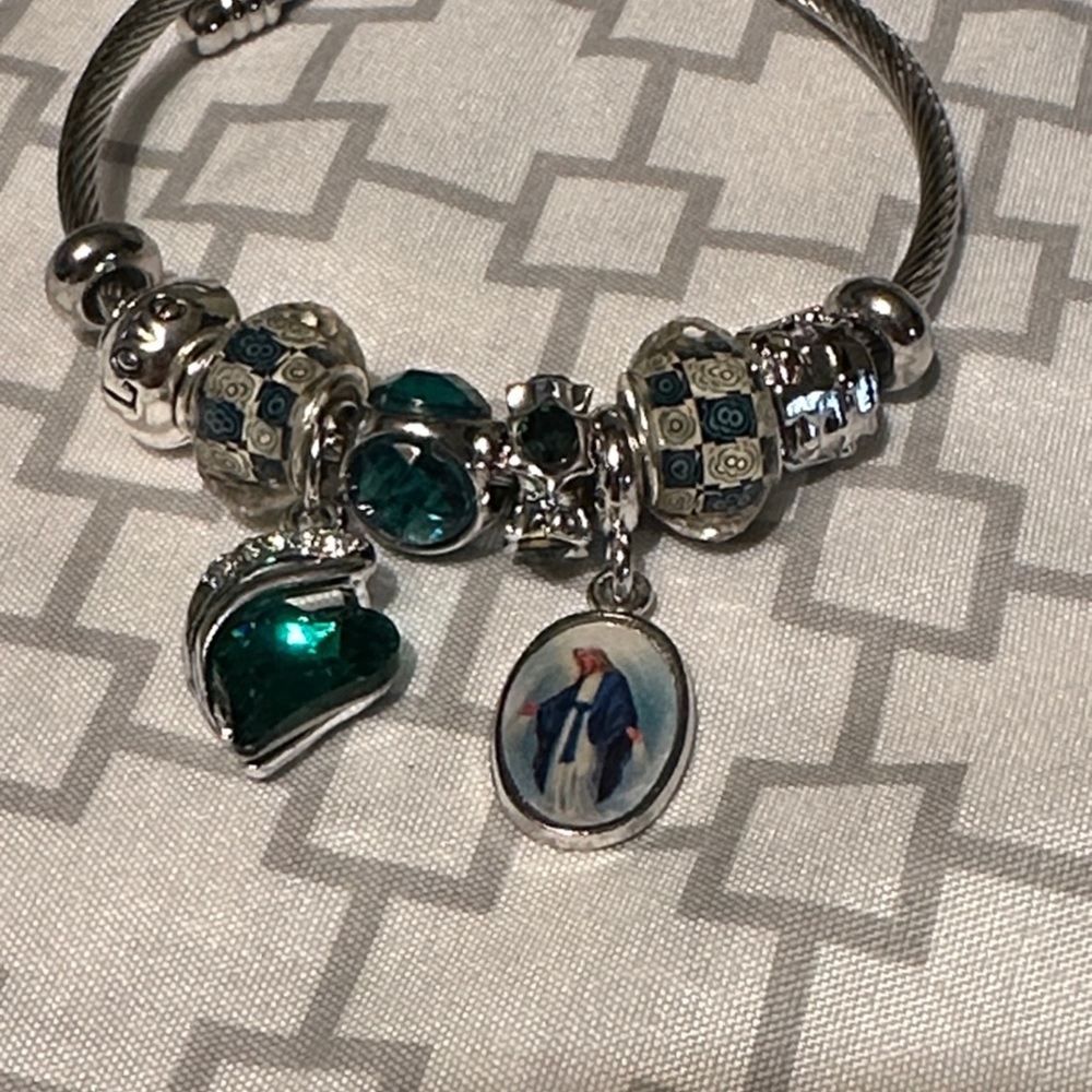Chic Silver and Green Charm Bracelet - Picture 4 of 7